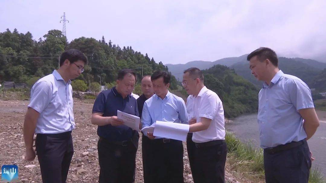 乐建舜到通山县富水河开展脚步丈量巡河工作