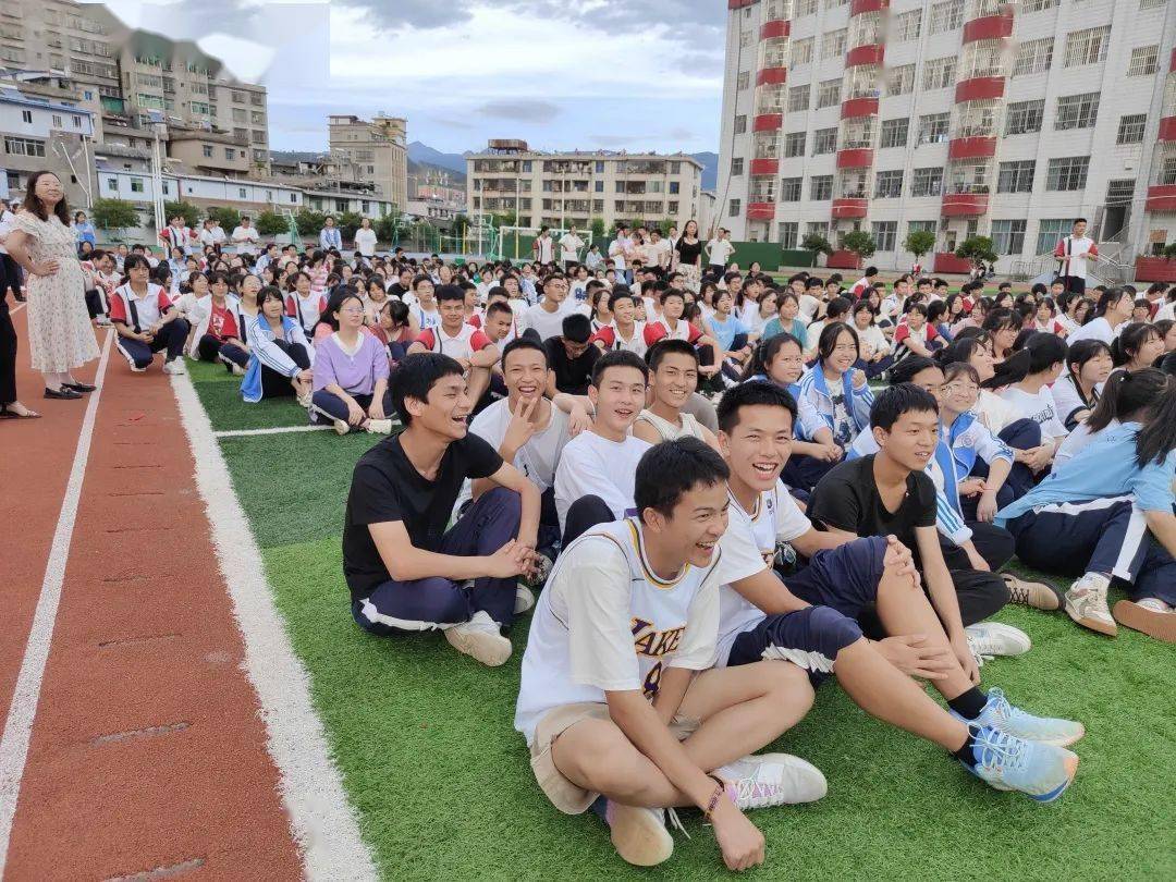 会东县中学组织高三年级学生开展考前心理减压活动