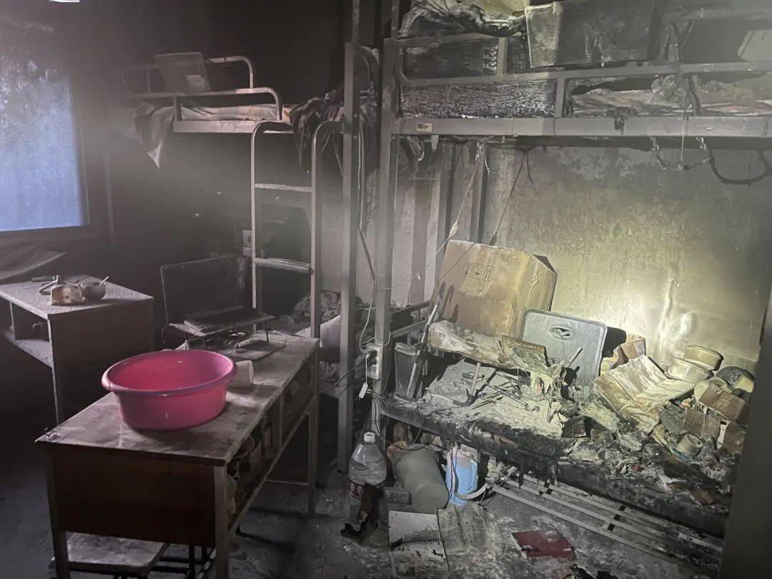 未造成人员伤亡明火已被安保人员扑灭消防员抵达现场时一高校宿舍起火