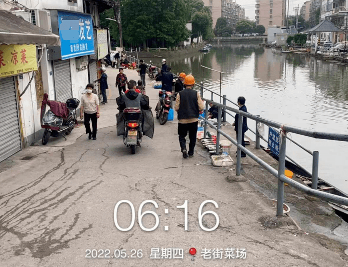 以及迎春公園左邊道路,每天早上6點開始就有很多小商販擺攤賣菜