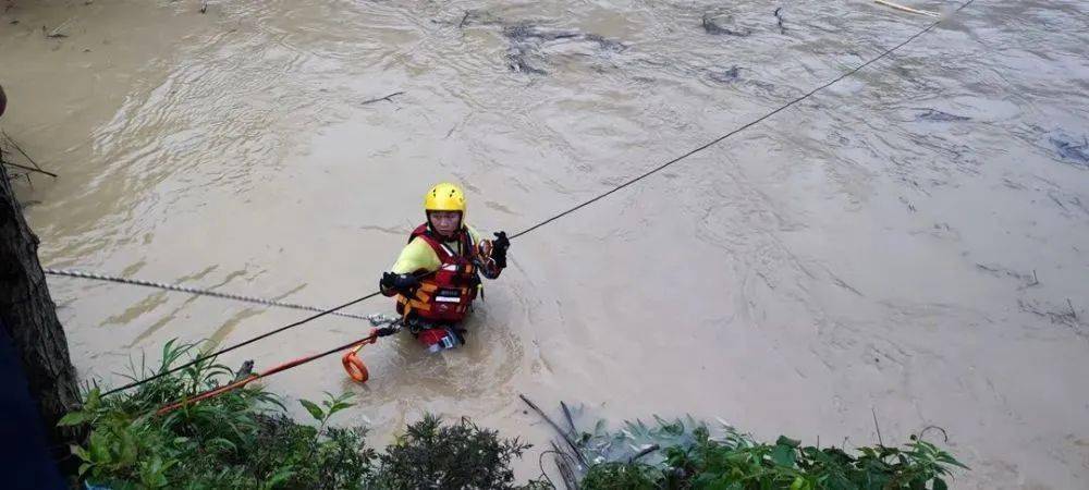 黔南州突降暴雨河水水位暴漲洪水沖垮橋面1人被困