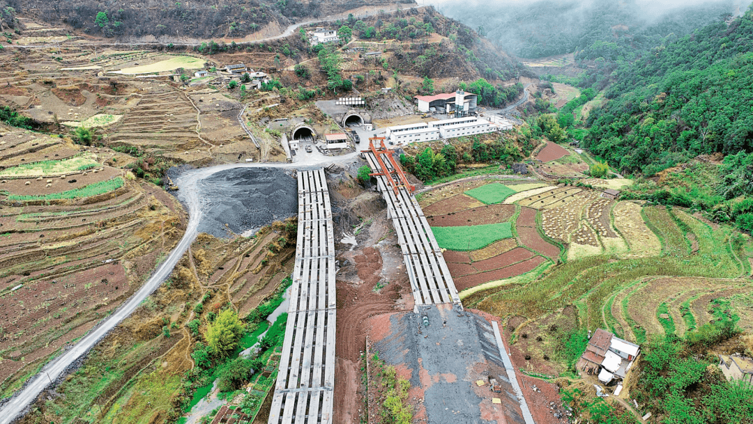 绿汁江特大桥路面开铺白石岩隧道顺利贯通玉楚高速公路据了解