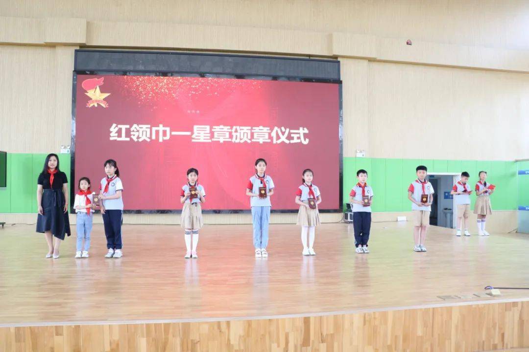 济宁春城小学图片