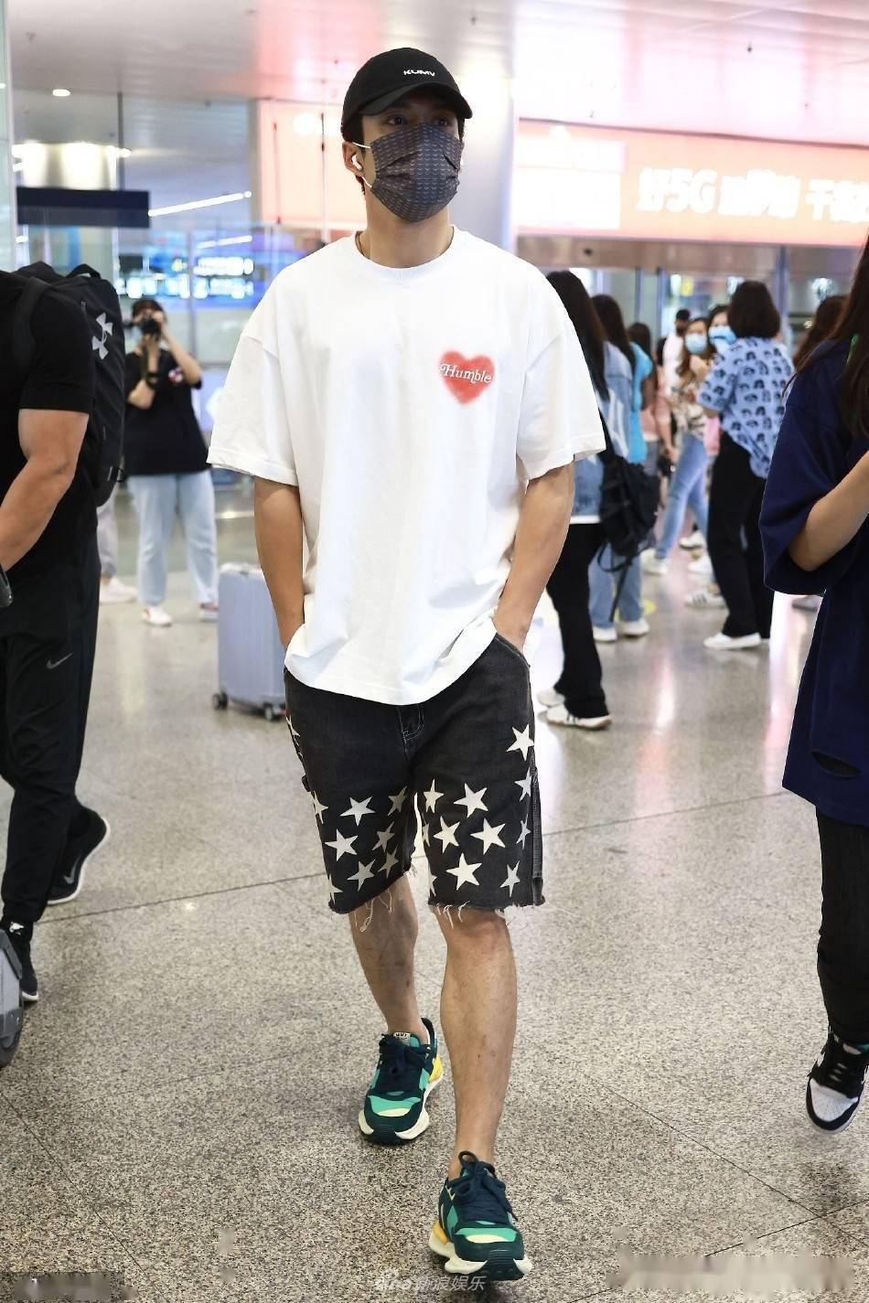 韩东君前往录制《花儿与少年》白t搭短裤休闲自在