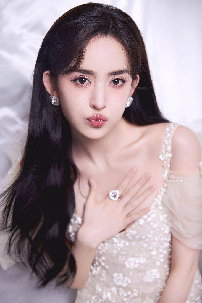 女神驾到娜扎月白色鱼尾裙温柔精致助阵品牌直播吸睛无数