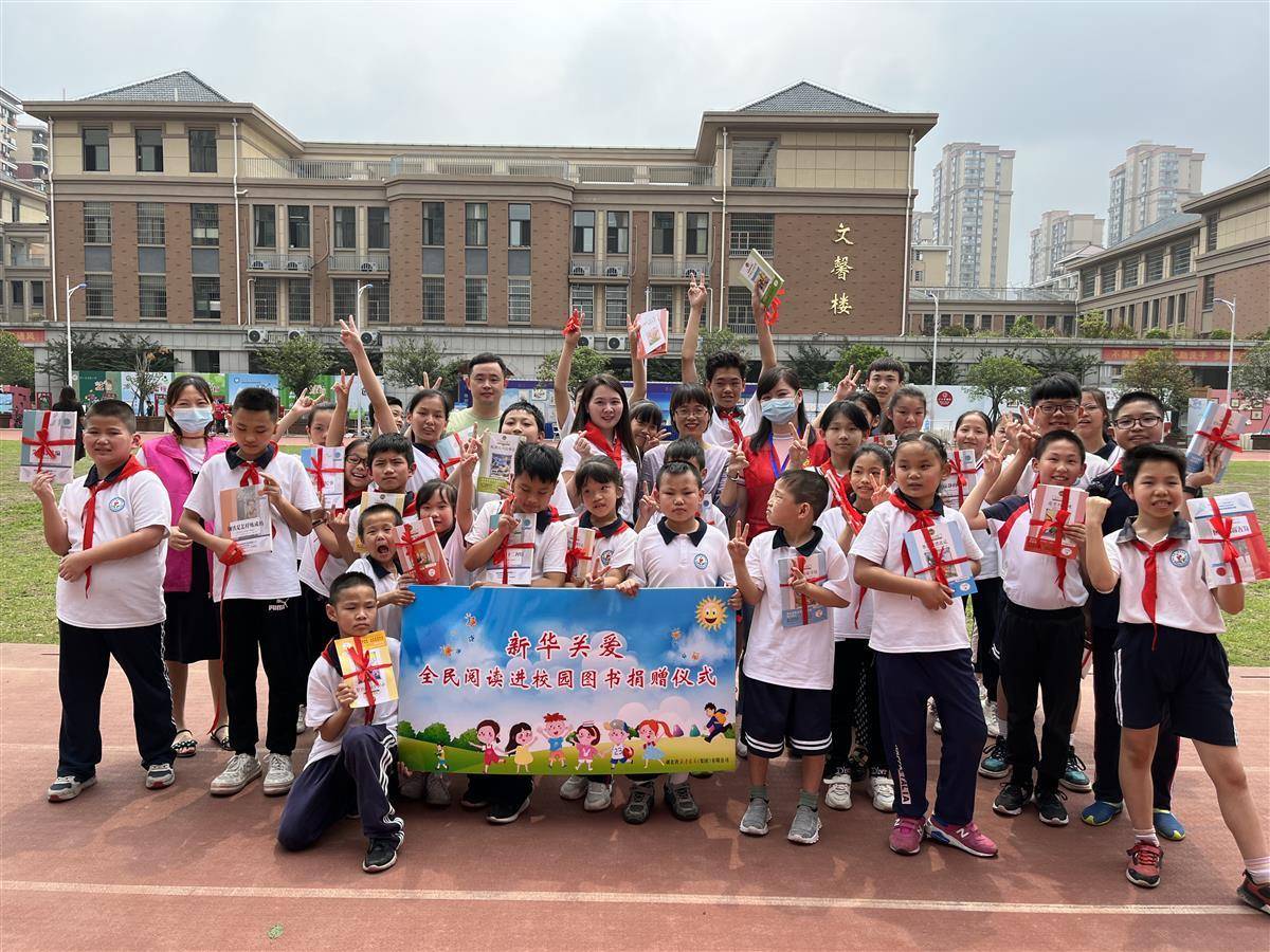5月30日,湖北省新华书店团委在武汉市第一聋哑学校举行图书捐赠活动