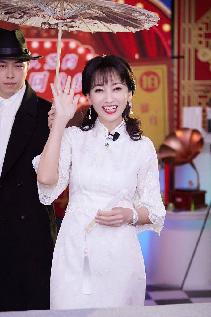 赵雅芝再现冯程程造型穿白色蕾丝旗袍典雅温柔