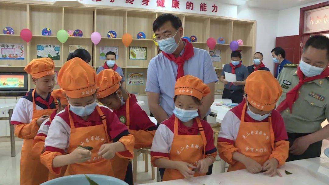 李伟等领导"六一"慰问:关爱教育 情暖童心_happy_孩子_光山