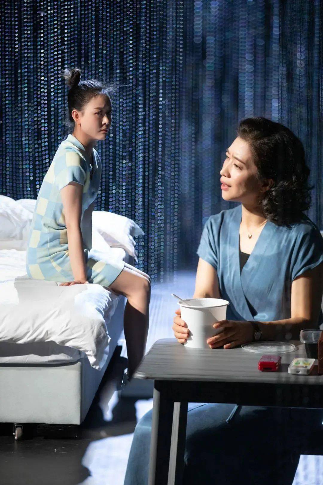 以两代女性四个年龄阶段作为分割,上海话剧艺术中心演员李晨涛,刘苡辰