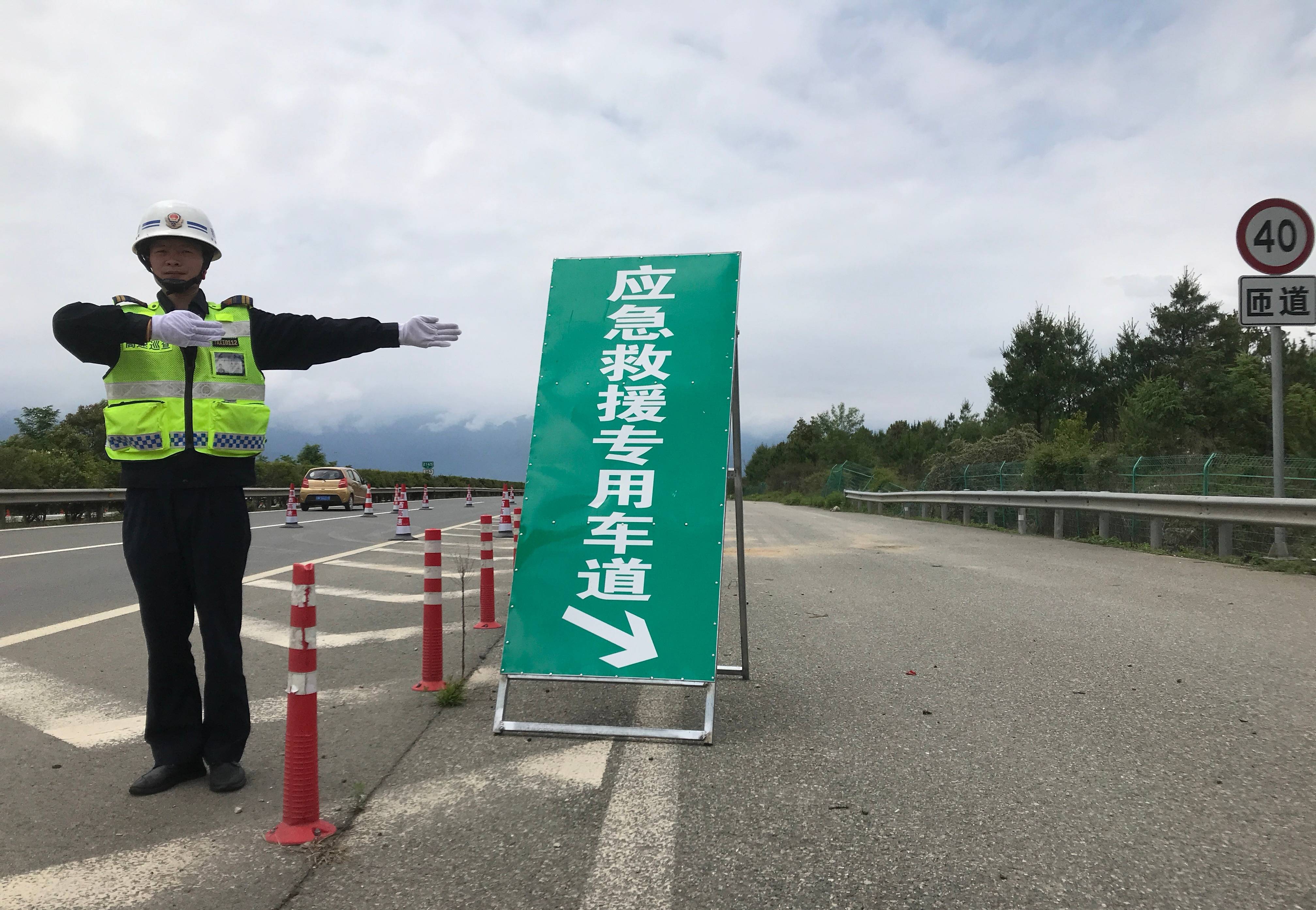 1级地震:多条道路中断,通往芦山,天全,宝兴货车交通管制 雅西高速双向