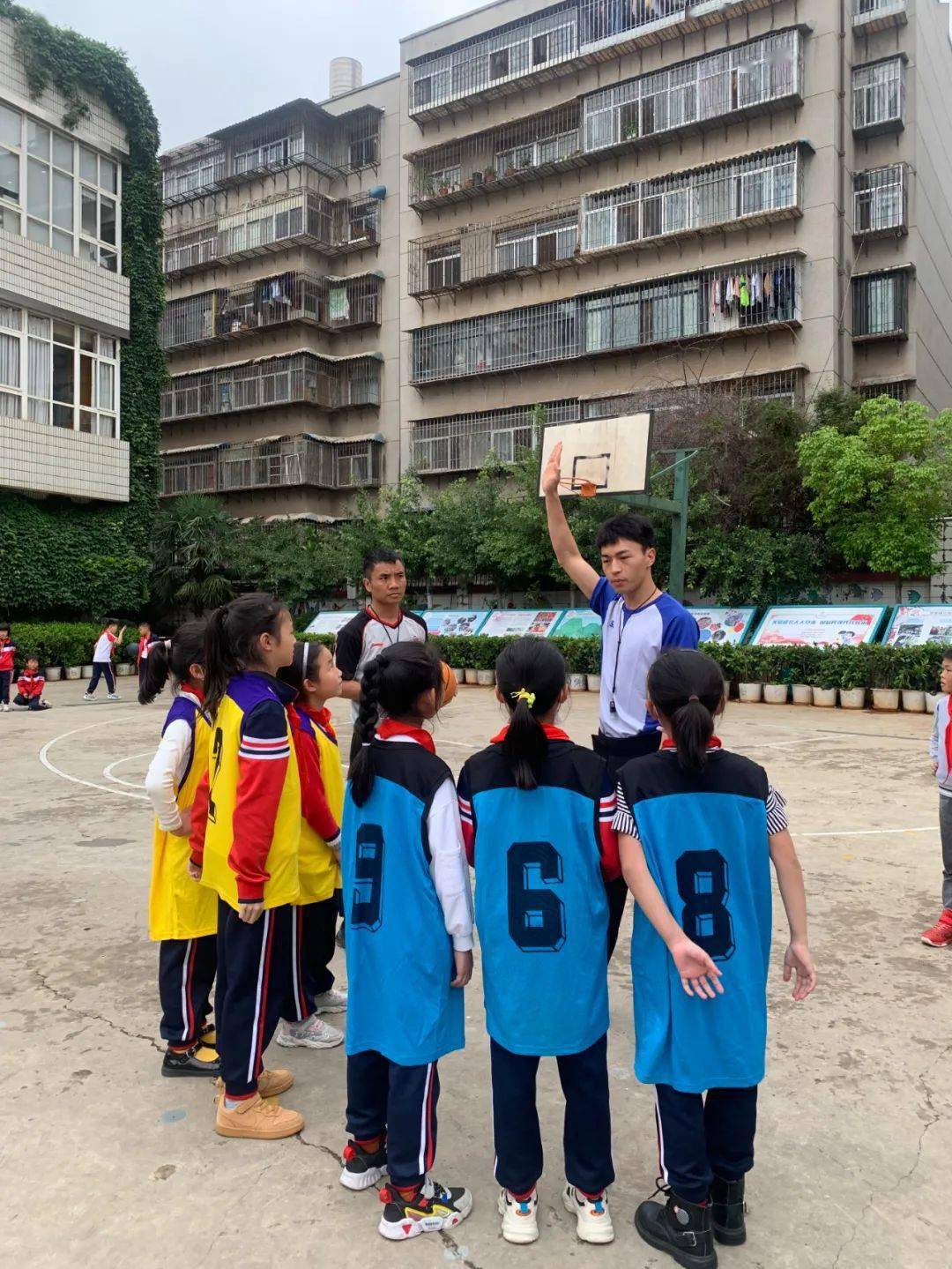 精彩"篮"不住——拓东二小举办三人制篮球赛_比赛_投篮_年级