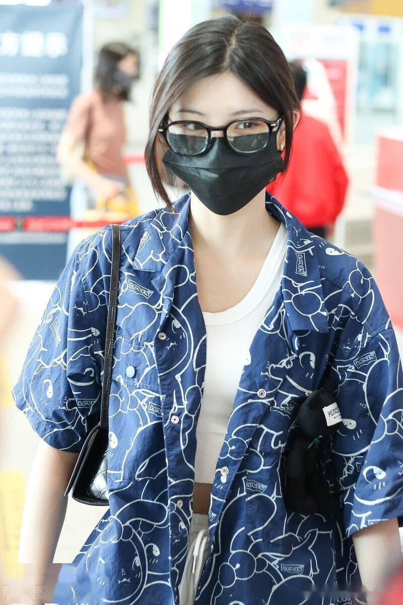 街拍:王怡人蓝色印花短袖衬衫 白色背心 运动短裤休闲随意_机场_北京