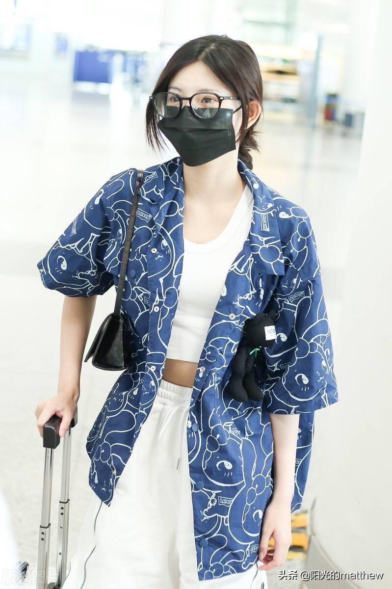 街拍:王怡人蓝色印花短袖衬衫 白色背心 运动短裤休闲随意_机场_北京