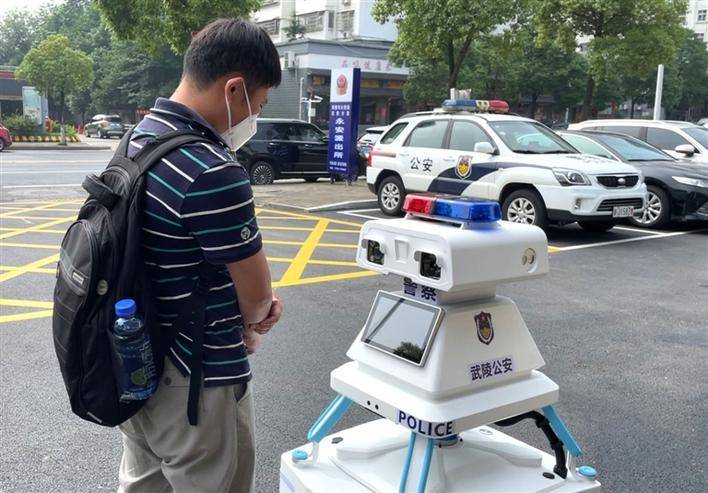 常德:机器人警察正式"上岗"
