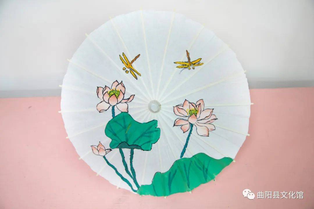 坚持人民至上曲阳县文化馆彩绘油纸伞妙笔绘童心六一国际儿童节手绘