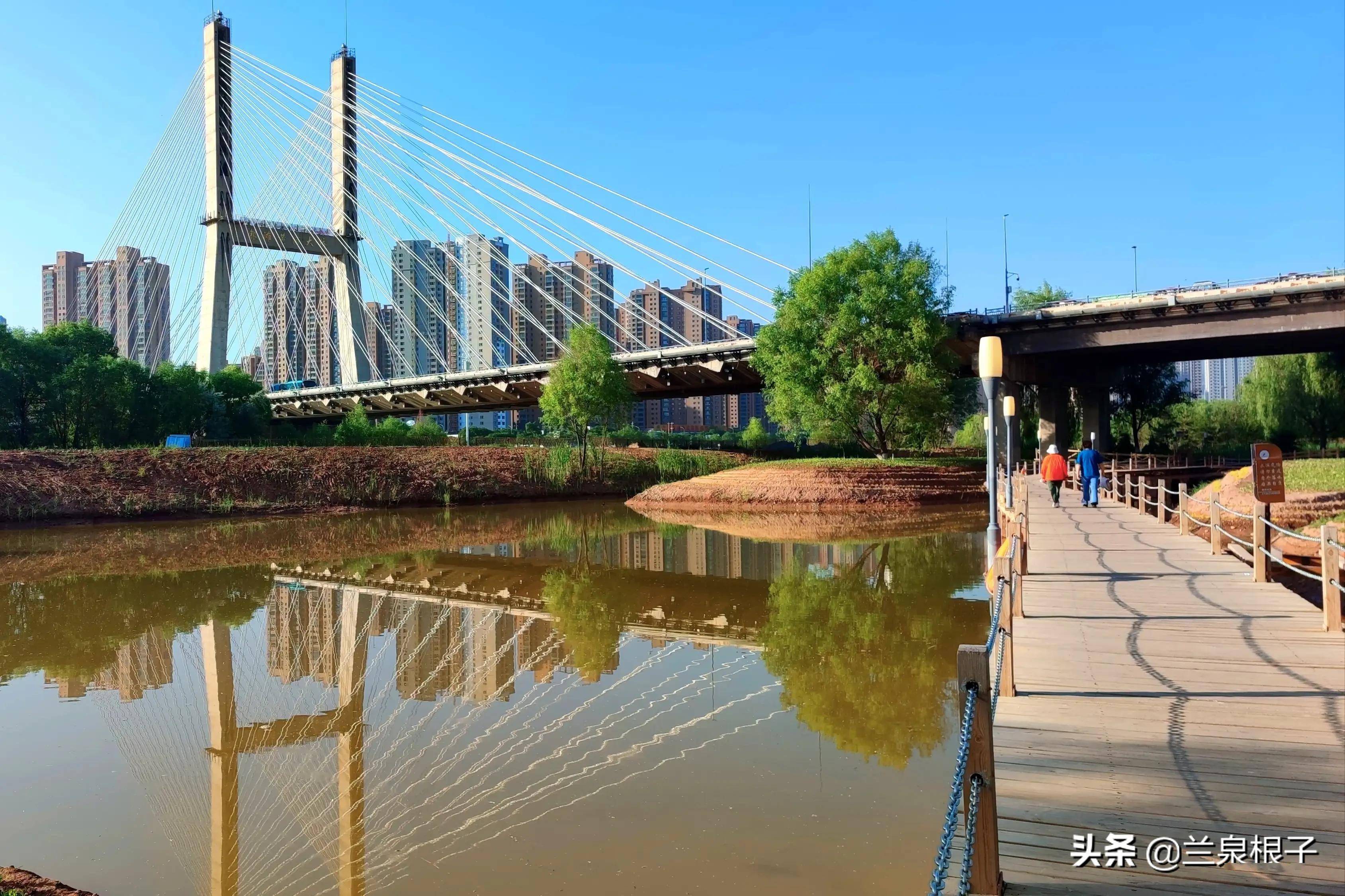 安寧北濱河路西端銀灘大橋北段的東西兩側銀灘溼地公園,是市民休閒