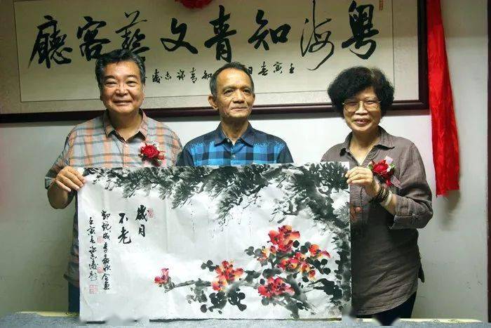 知青画家邓锐成(中,李嘉欣(右,书法家许志凌(左)和他们的现场即时