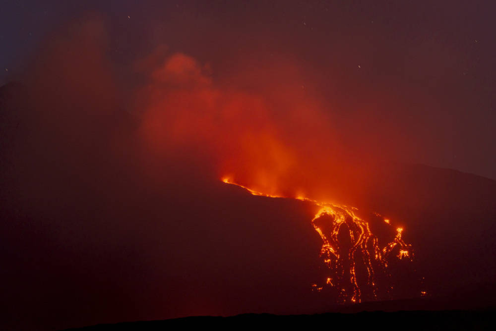 意大利埃特纳火山喷发岩浆翻涌成火海