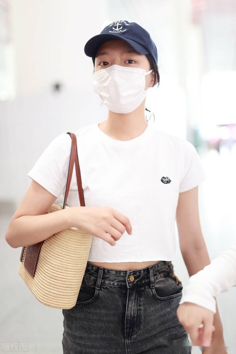 任敏白色短袖牛仔裤现身机场戴棒球帽简约大气
