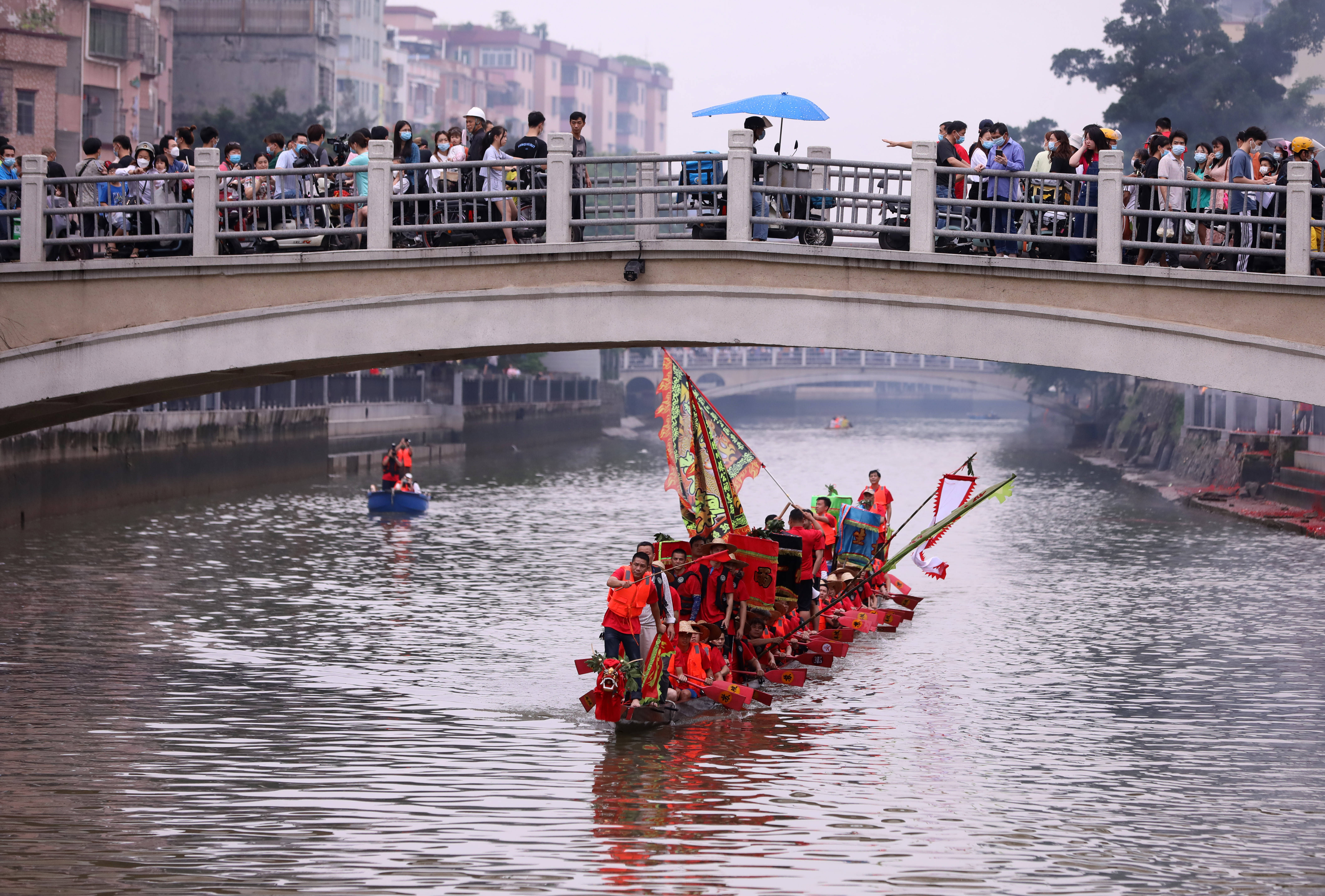 5月14日,正式骏水的新东坡号龙舟在广州市天河区车陂村河涌游龙