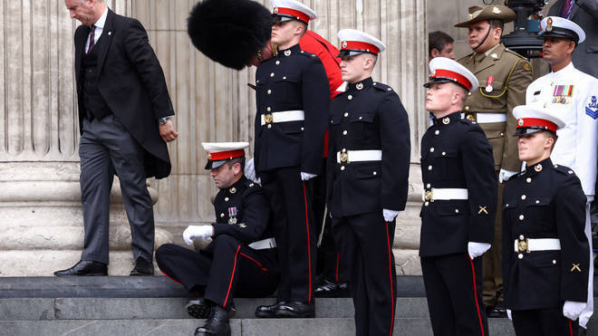 英国女王登基70周年庆典活动上，5名皇家仪仗兵因20℃高温晕倒…