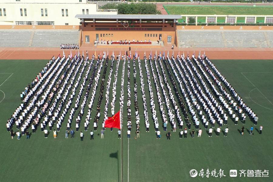 德州二中高三年级毕业典礼隆重举行_生活_毕业生_张圣