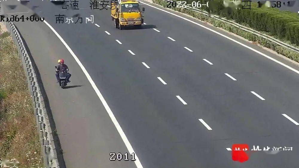 惊心淮安一男子骑电动车上高速一路狂奔