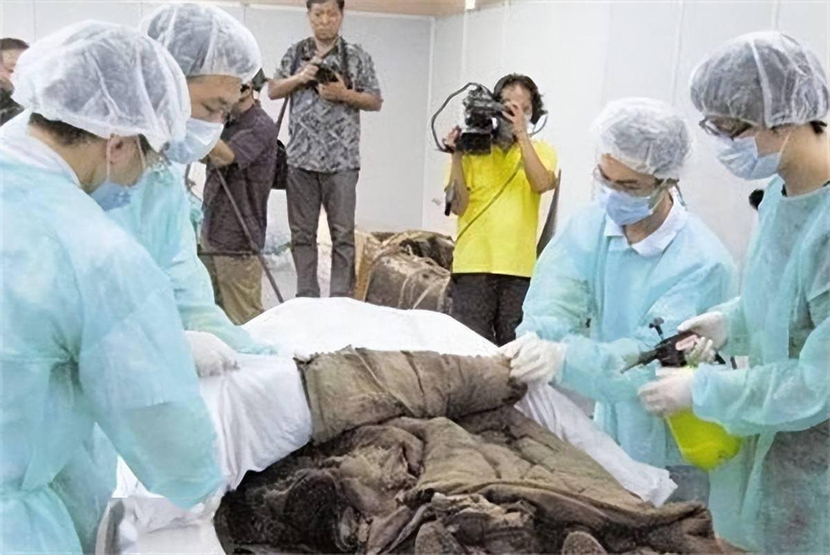 清朝女子因难产昏厥误认已死入棺下葬300年后墓中景象凄惨