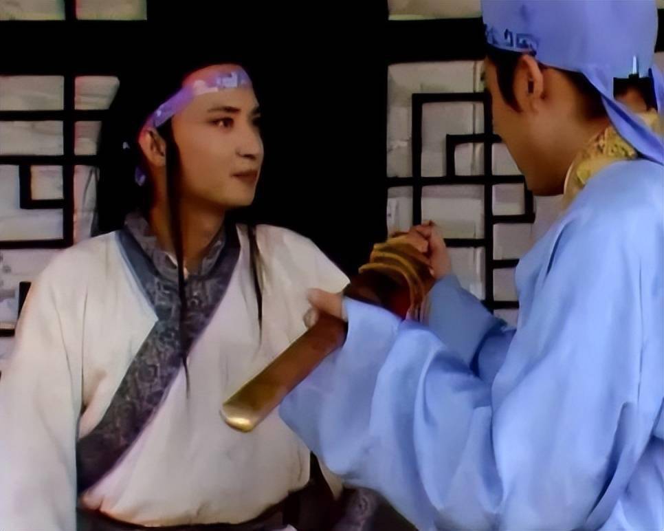 有意思的是,这里特意交代柳湘莲要与薛蟠分路,往南二百里去望候他一个