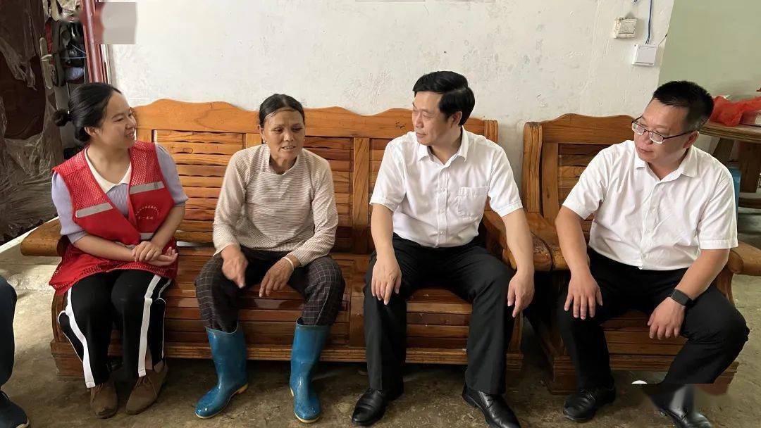 蓝海洲深入巴马镇走访看望监测户,脱贫户