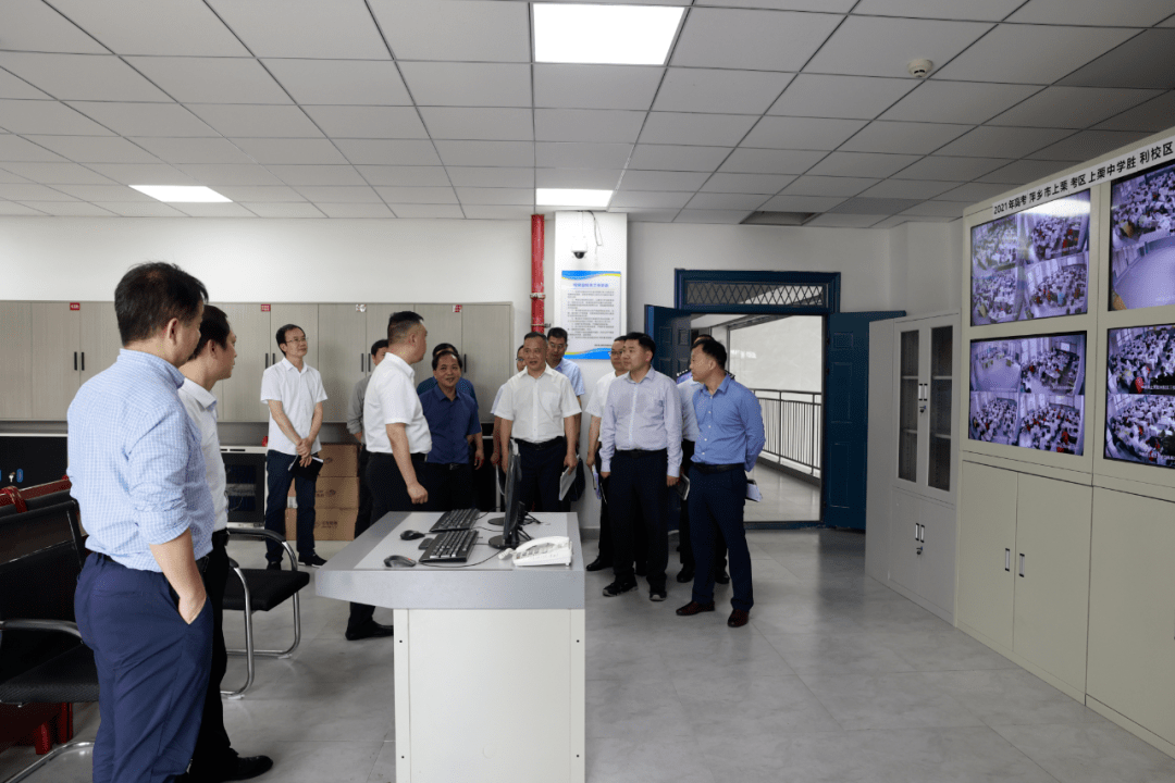 县委常委,宣传部部长陈忠林,副县长陈强随同,上栗中学校长李招文,上栗