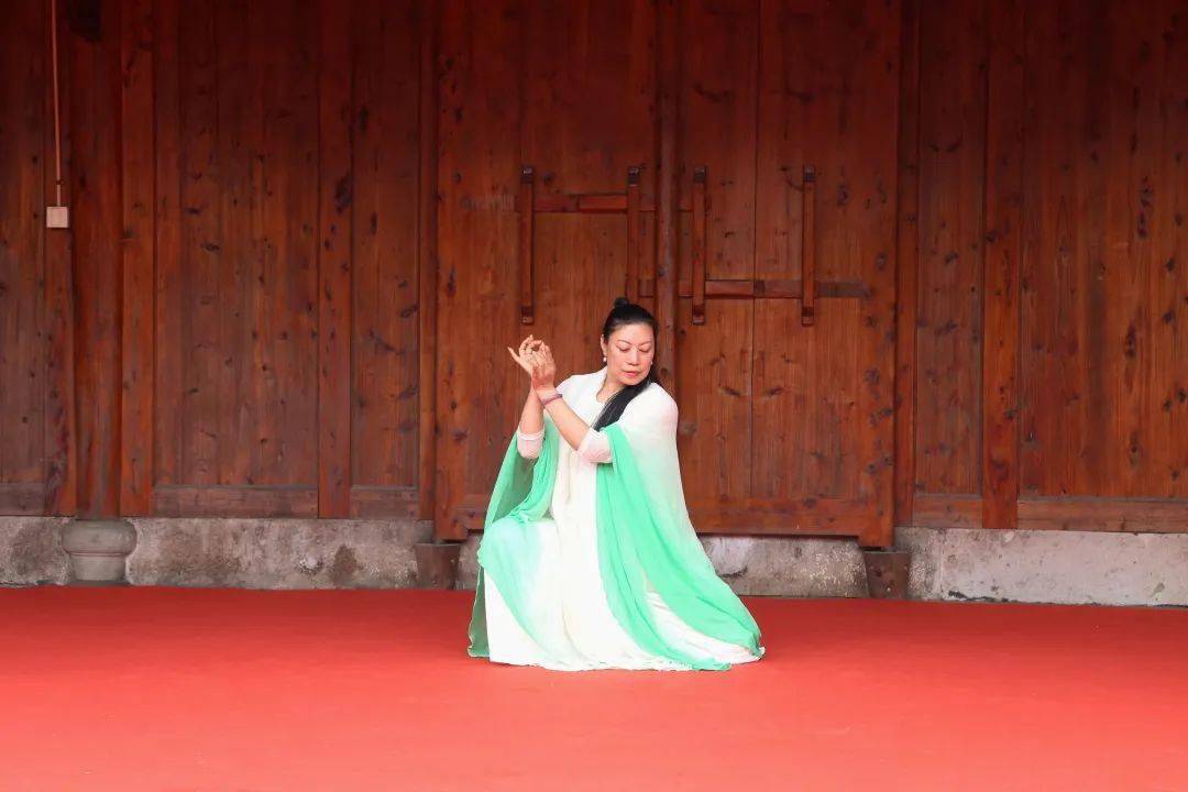 《彝山彝水等你来》 独唱 李陈宸《南湖的小木船》 独唱 黄希月《中华