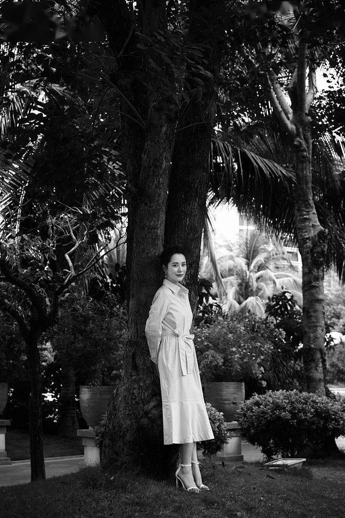 海清侧脸迷人.叼着花朵的海清.海清气质迷人.返回搜狐,查看更多