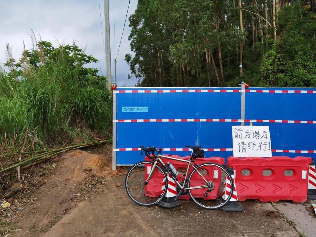 雖然說前方高能,但沒下雨,我準備在雙和公路彩虹嶺隧道口前,那裡有個