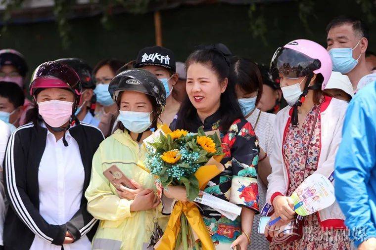 设置了爱心服务站,为考生们准备了饮用水,橡皮,2b铅笔,创可贴,口罩