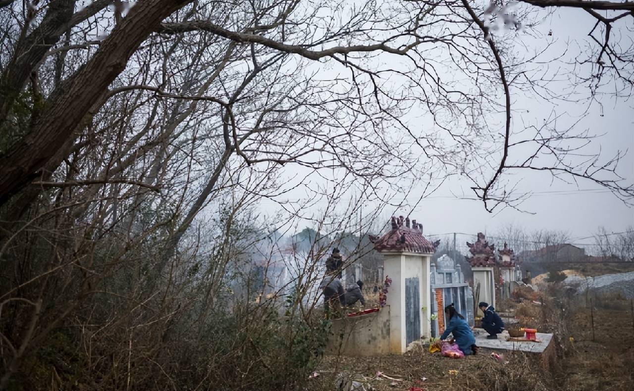 梦回现实,解读想租房子却遇老太太指路至坟地的梦境奇遇 梦回现实,解读想租房子却遇老太太指路至坟地的梦境奇遇