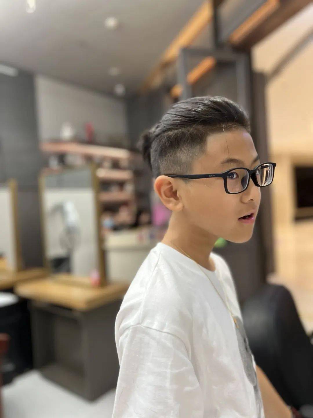 为爱发生一位12岁男孩捐发的故事