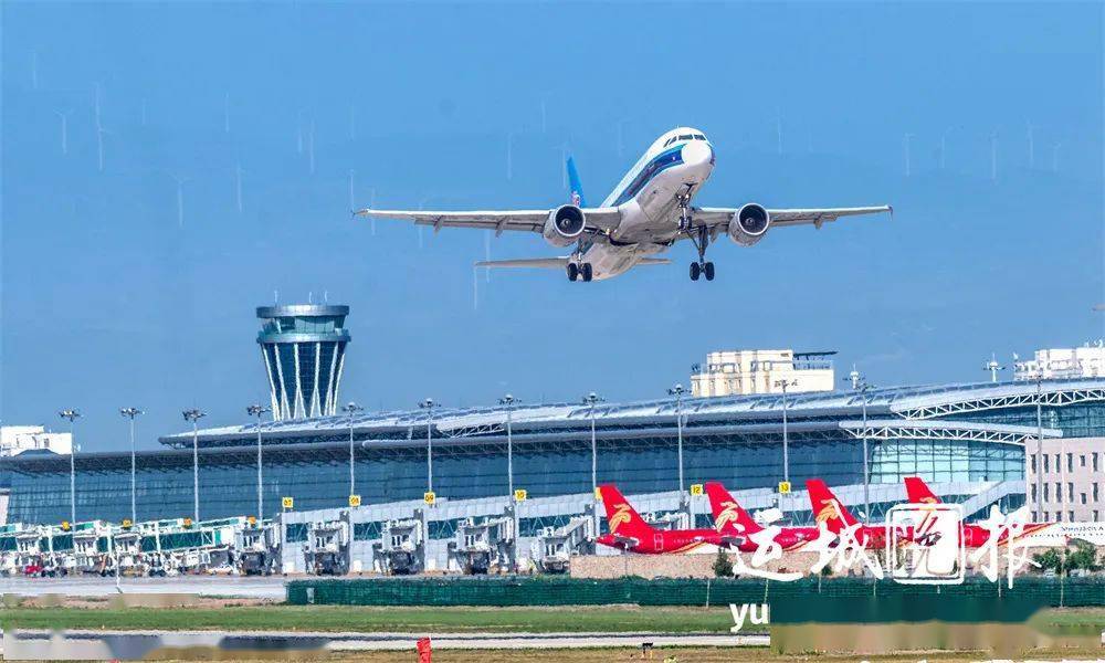 图为6月6日,一架飞机从运城机场起飞.