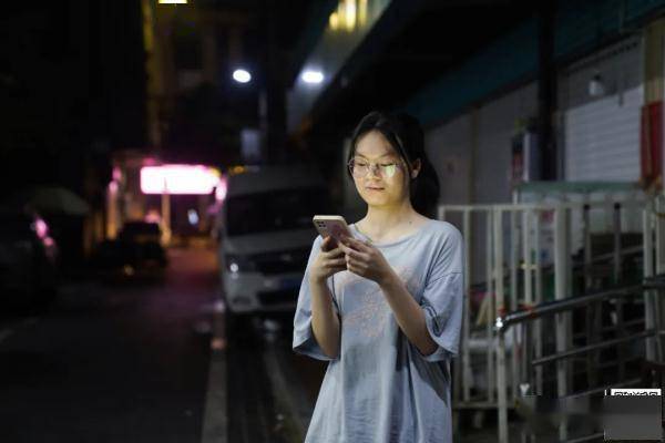 3年和父亲见面不到10次,她要高考了_郑璐_生活_彭年