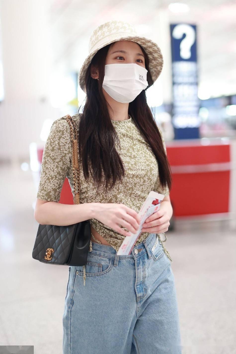 张慧雯穿绿色印花衬衫机场出发 搭配牛仔阔腿裤清新灵动