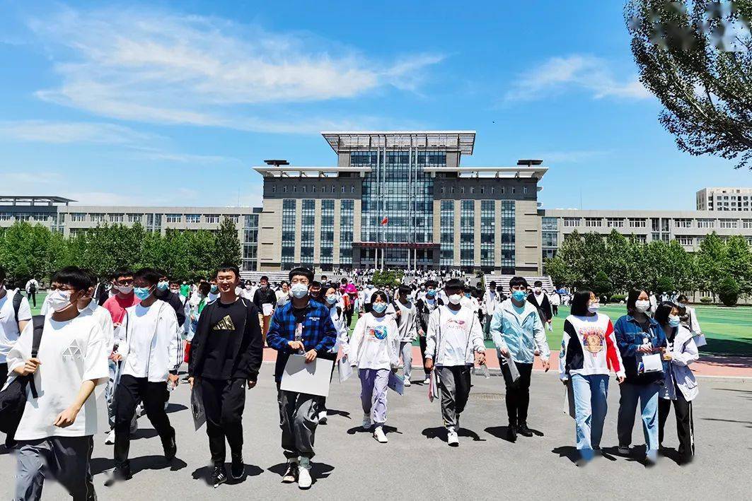 高考首日:盘锦考点的一幕幕,又暖心又动人!_考生_考场_辽河油田