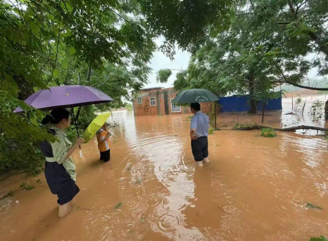 8日凌晨1时31分,玉林市119指挥中心接到报警称,博白县龙潭镇茅坡西井