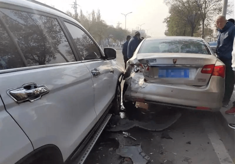 前车强行加塞后车故意撞车造成追尾谁负全责