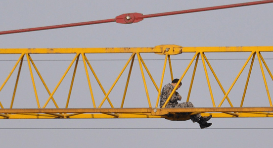 未果,男子中午饮酒后产生了轻生念头,于是爬到了40米高的塔吊吊臂上