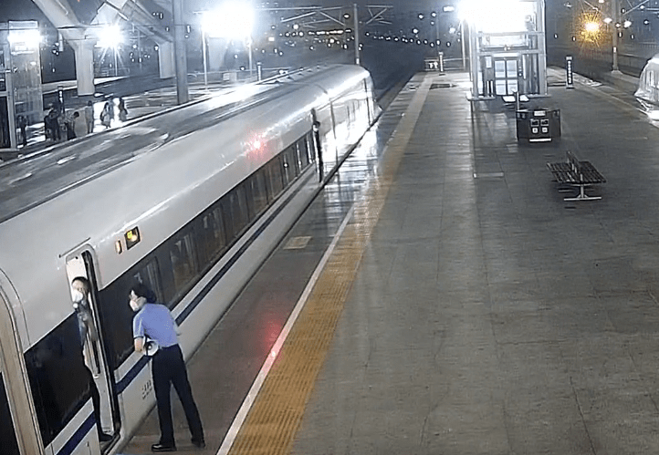 无奈女子在广州下错车竟用行李挡高铁车门被行政拘留5日