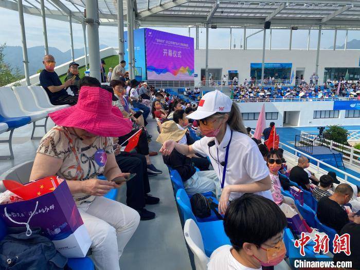 马术赛场上的志愿面孔背对精彩比赛面向观众微笑