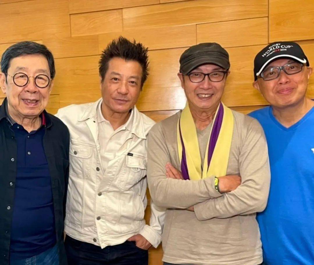 刘松仁与米雪等好友聚会!73岁仍非常有型