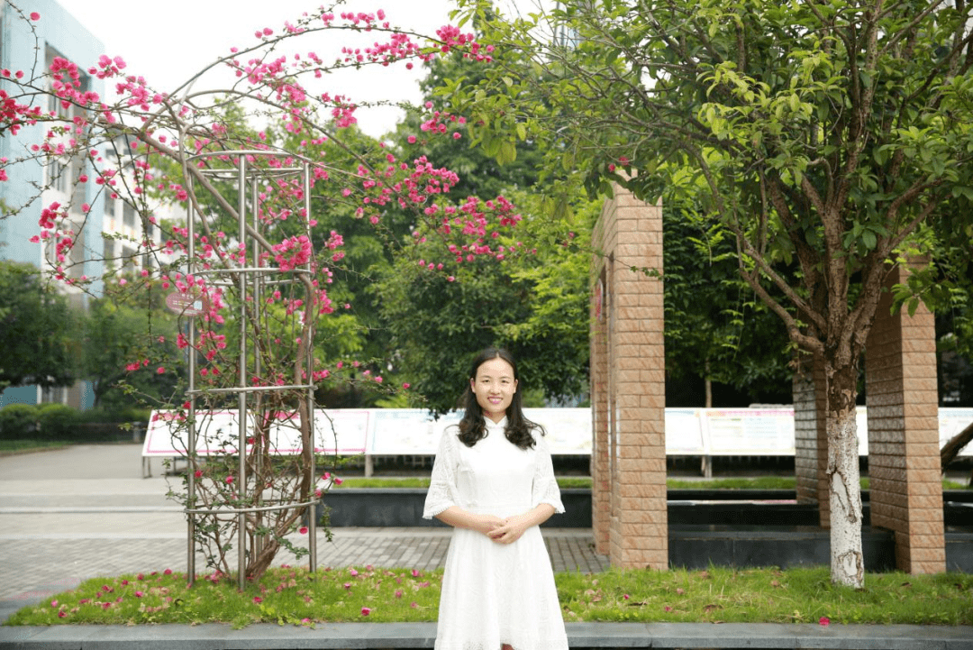 女,41岁,中共党员,潼南实验中学思政课教师,教研组长,市学科名师,市