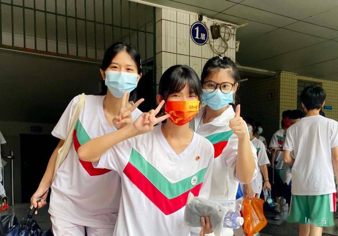 一中 供图变着花样放松心情考生们还摆出胜利的手势面对镜头鹤华中学