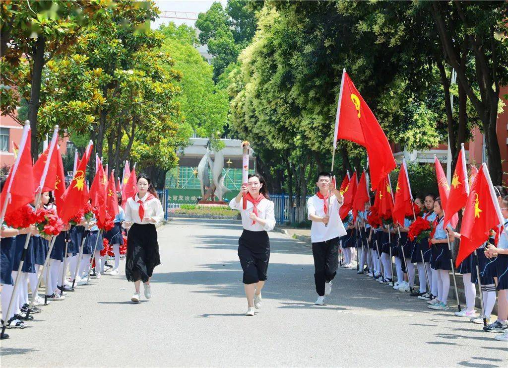 星星火炬璀璨荣光无锡市第八次少代会火炬接力传递到梅村实验小学站